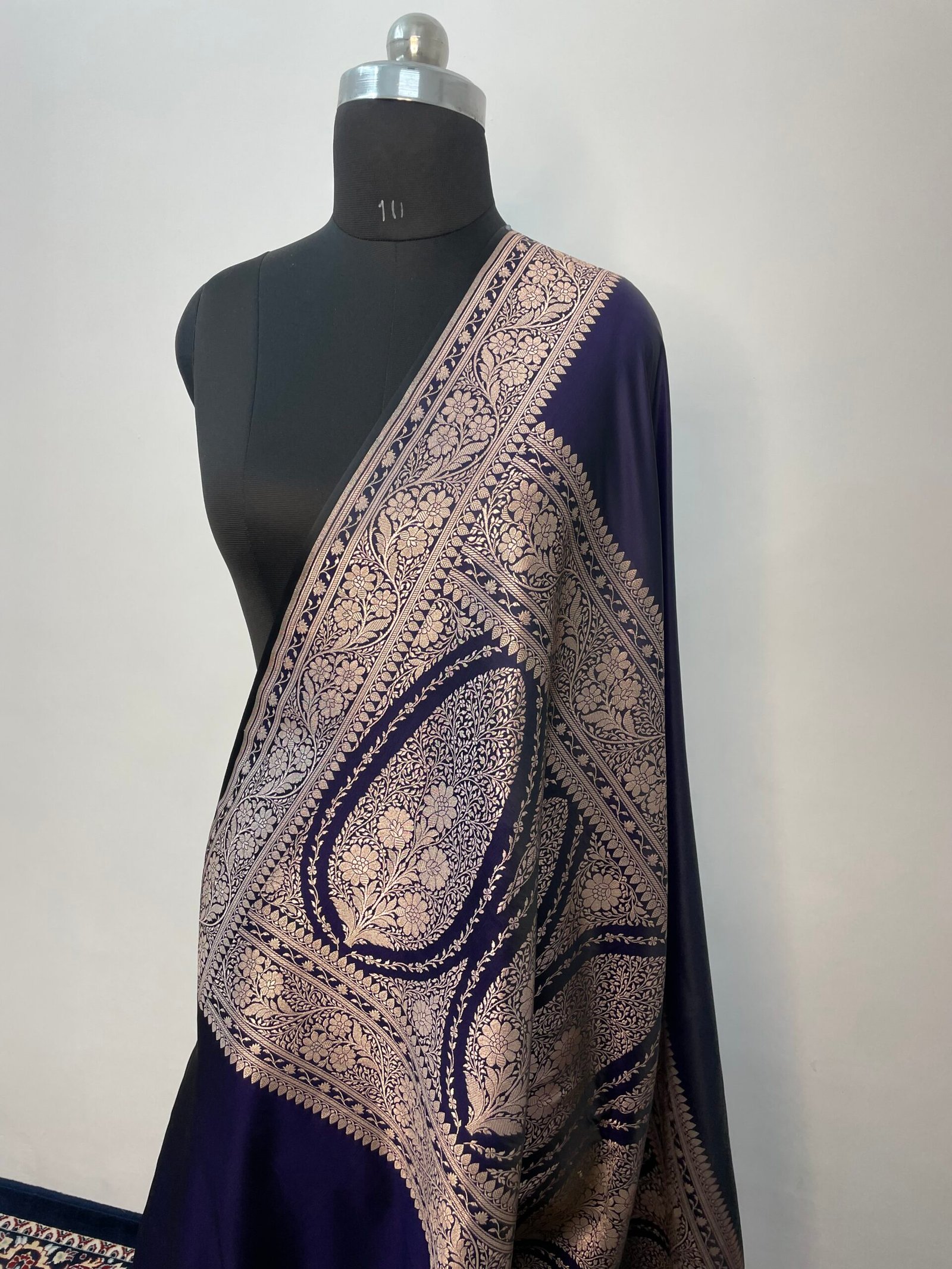 Navy Blue Plain Mashru Katan Silk Saree - Image 3