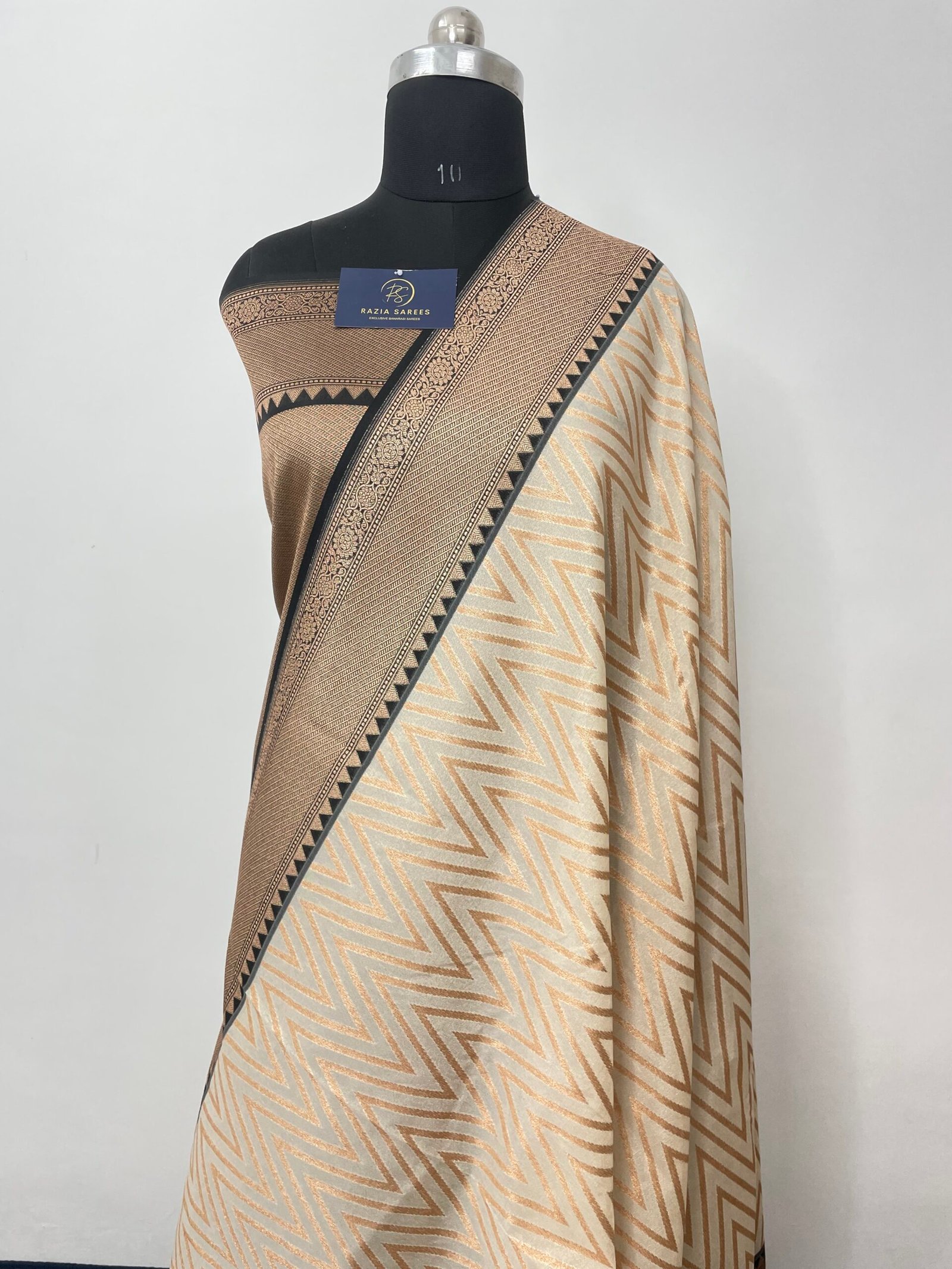 Off White Contrast Zikzak Kadhiyal Designer Tissue Silk Saree - Image 2