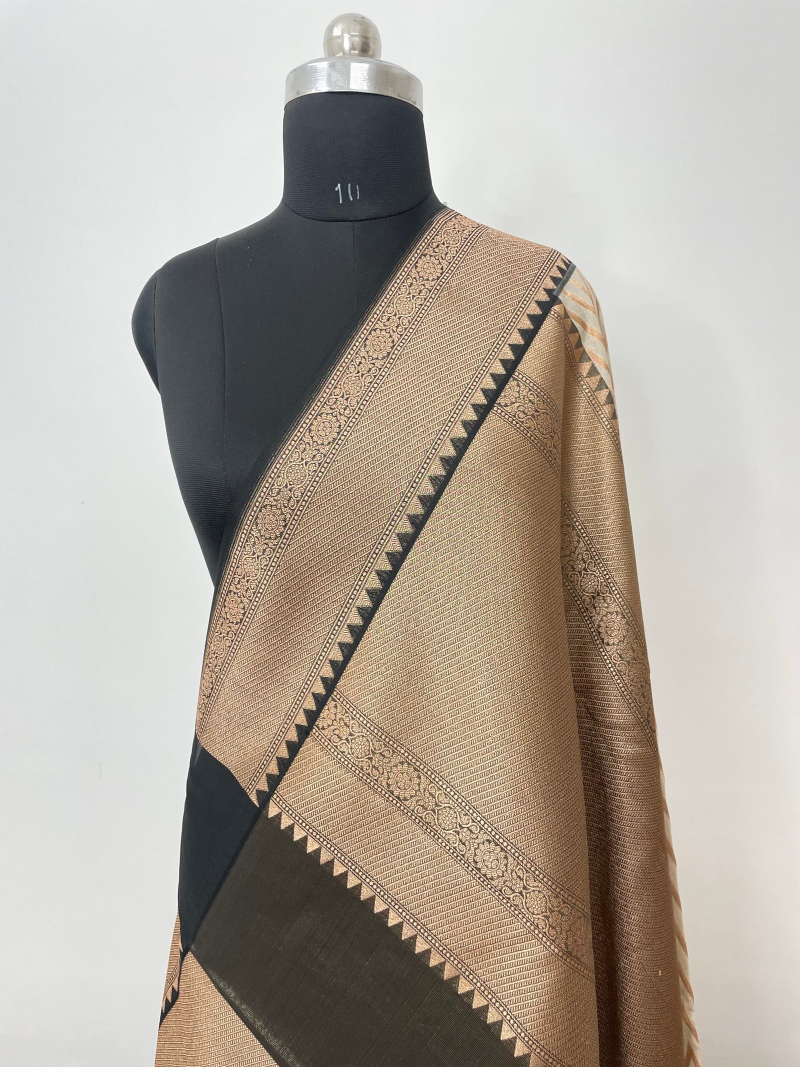 Off White Contrast Zikzak Kadhiyal Designer Tissue Silk Saree - Image 3