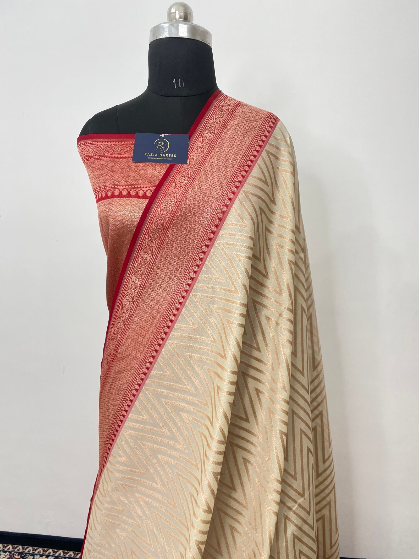 Off White Contrast Zikzak Designer Kadhiyal Tissue Silk Saree - Image 2