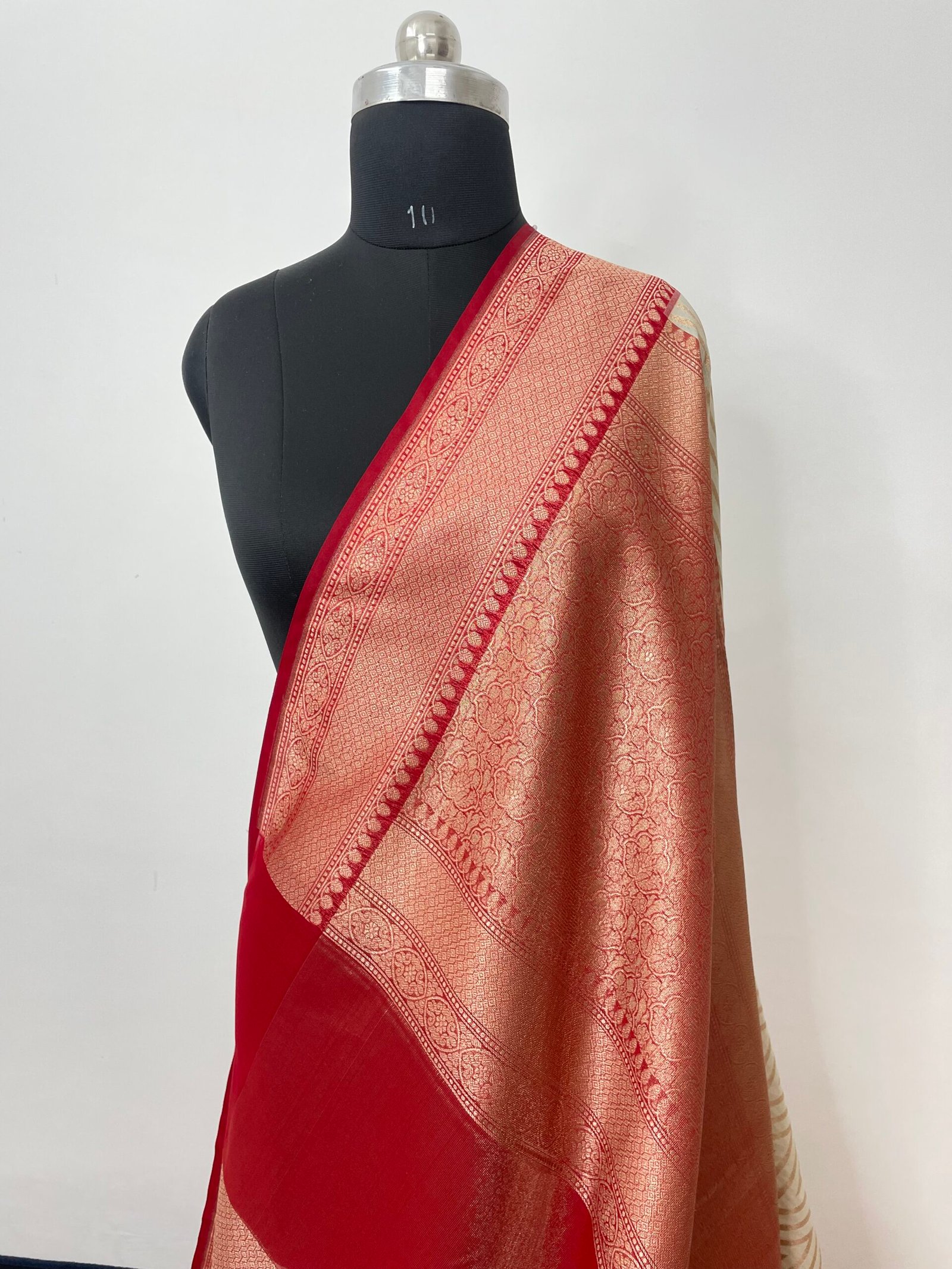 Off White Contrast Zikzak Designer Kadhiyal Tissue Silk Saree - Image 3