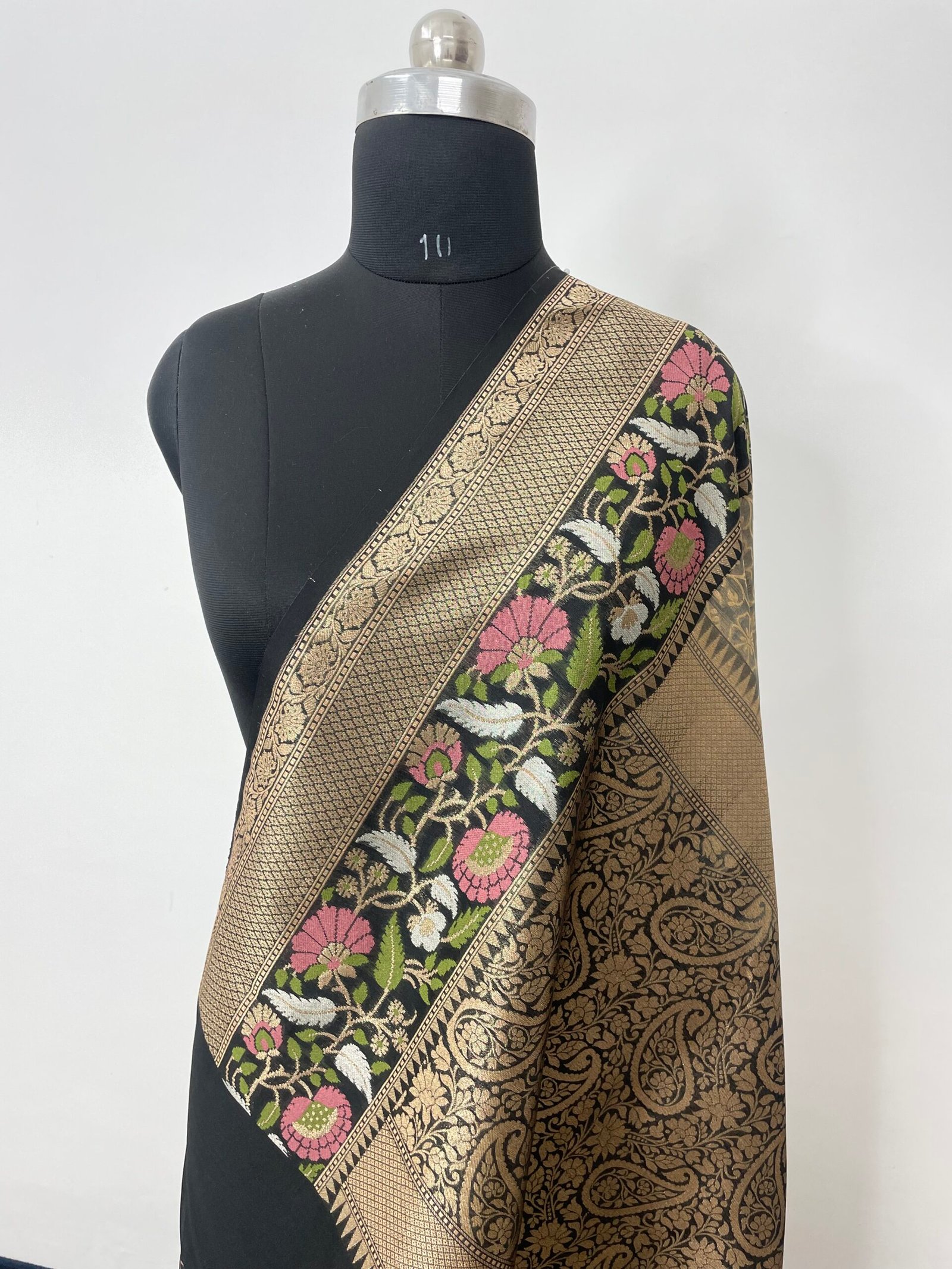 Grey Chalfi Designer Kadhiyal Tissue Silk Saree - Image 3