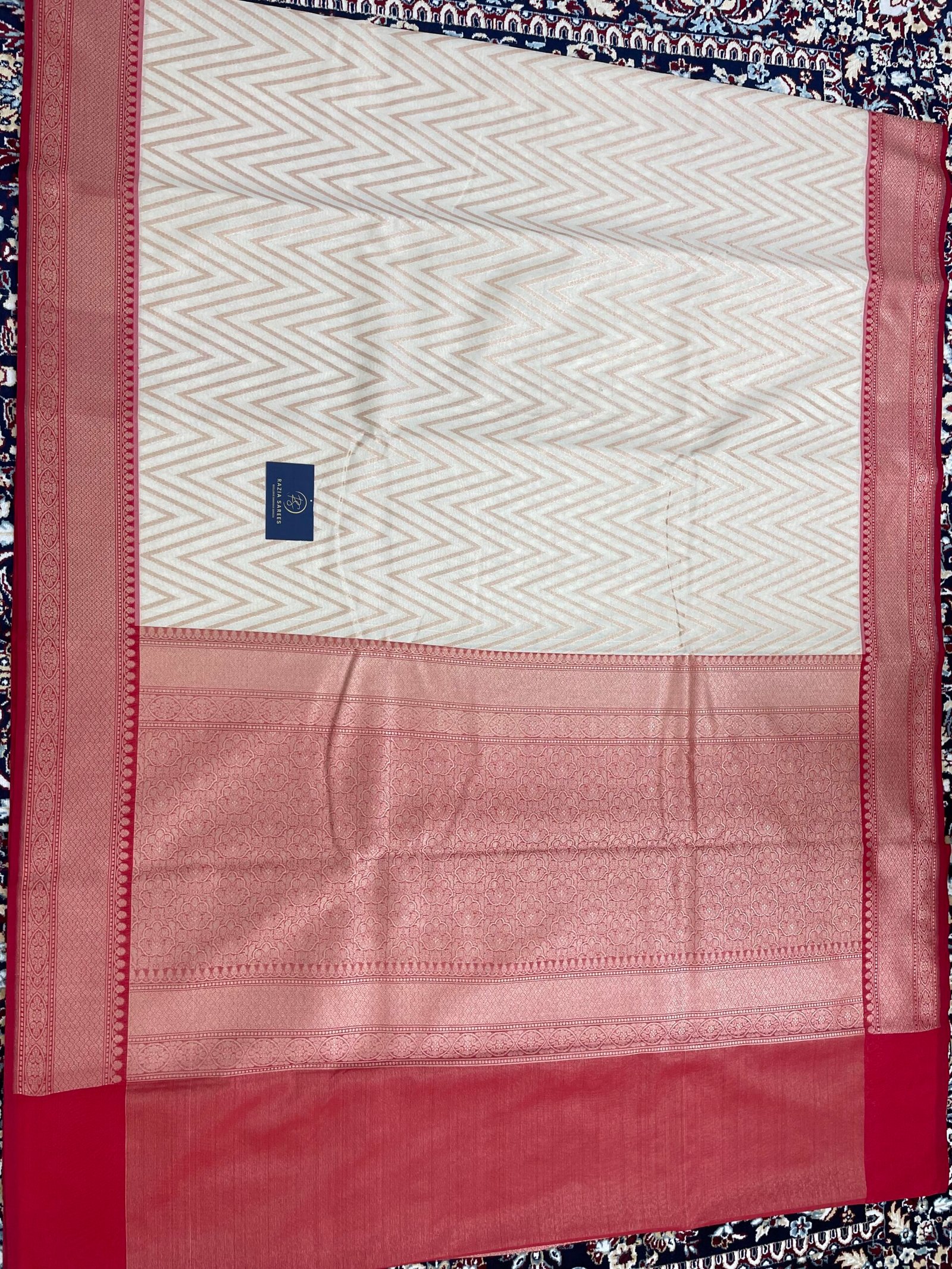 Off White Contrast Zikzak Designer Kadhiyal Tissue Silk Saree - Image 4