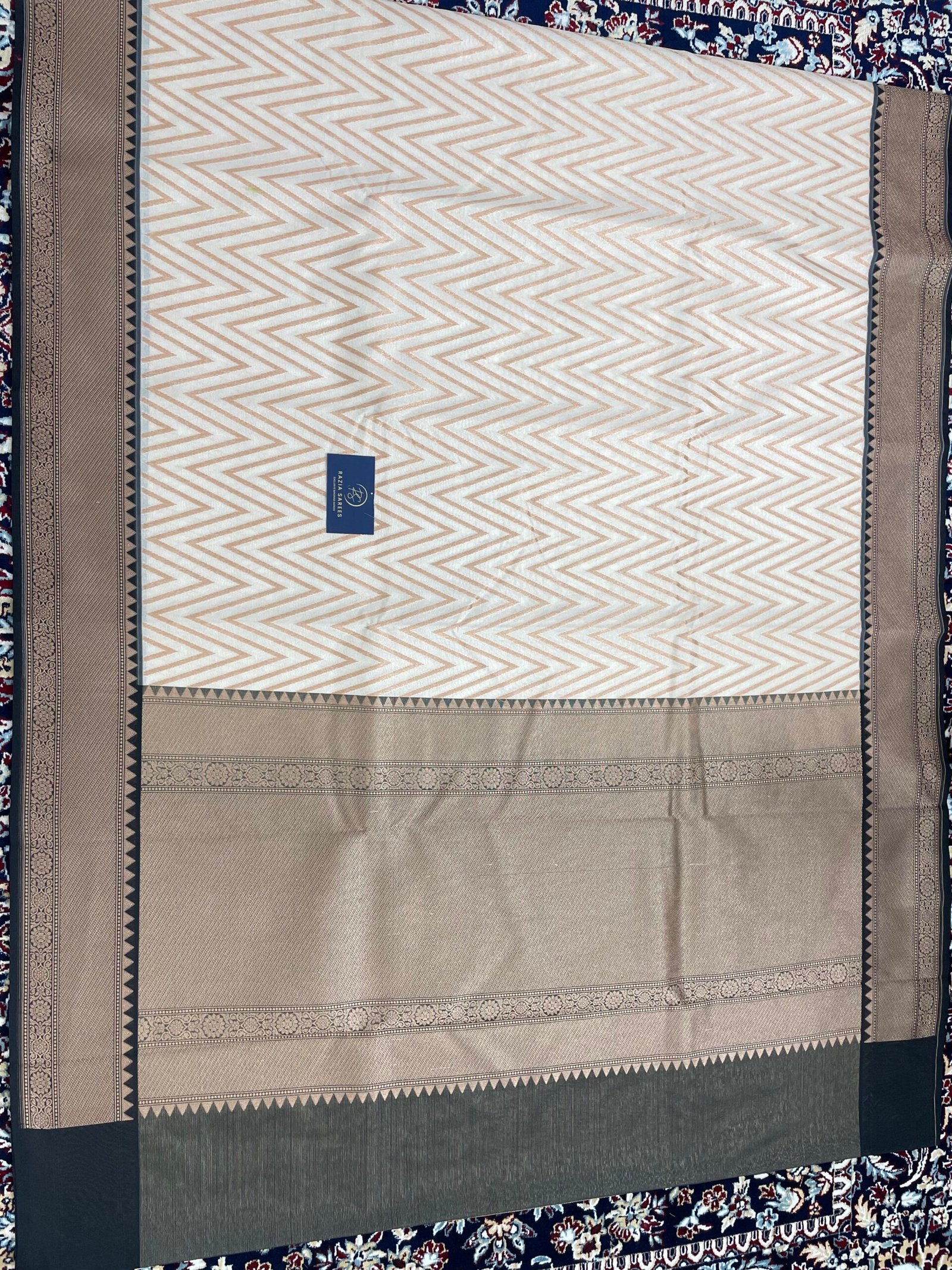 Off White Contrast Zikzak Kadhiyal Designer Tissue Silk Saree - Image 4