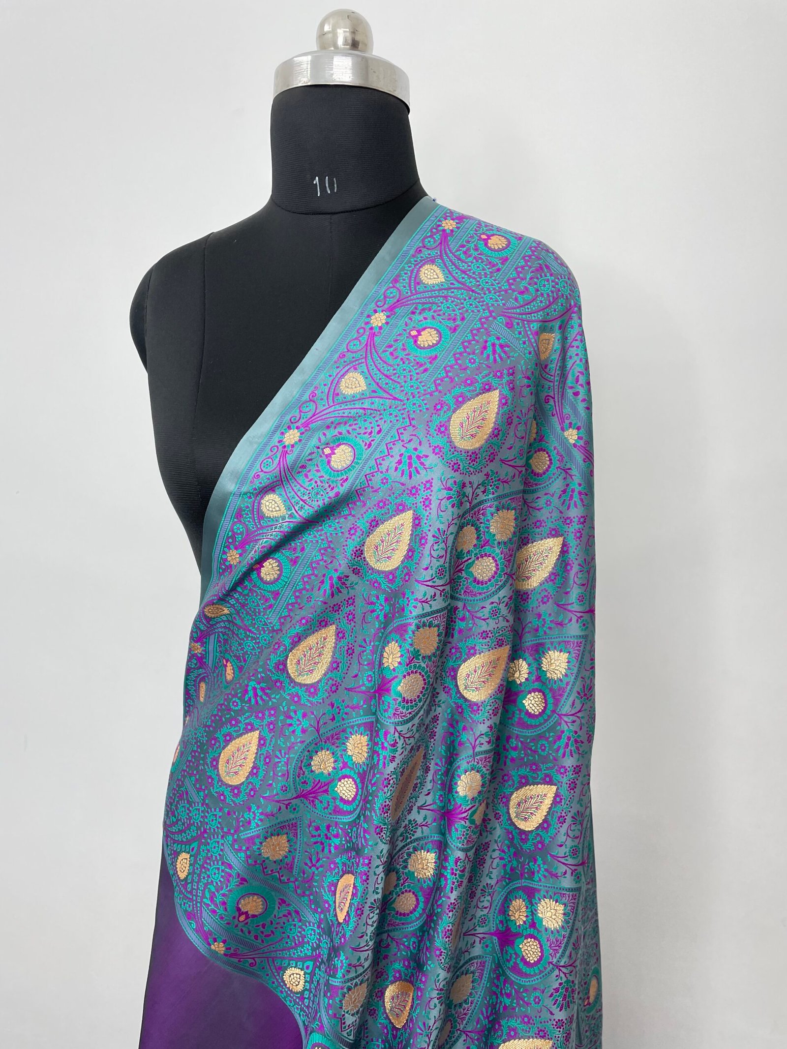 Ivory Rani Grey Tilfi Jamawar Tanchui Mashru Katan Silk Saree - Image 3